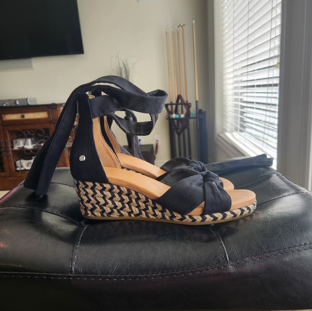 EUC Ugg wrap around ankle tie sandals